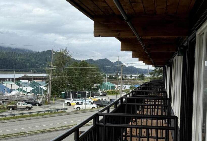 هتل Waterfront On Glacier