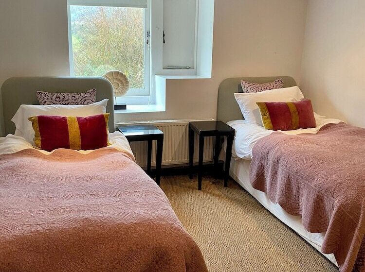 住所  Award Winning 6 Bed Hot Tub House In Batheaston