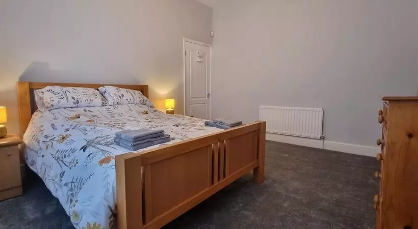 اقامتگاه Traditional 3 Bed House On The Historic Headland