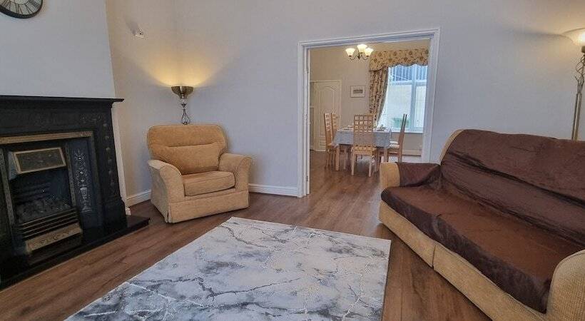 דירת נופש Traditional 3 Bed House On The Historic Headland