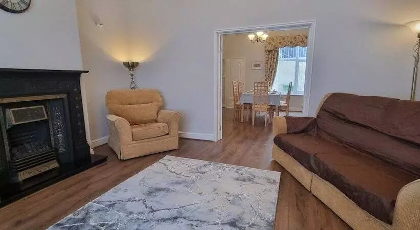 اقامتگاه Traditional 3 Bed House On The Historic Headland