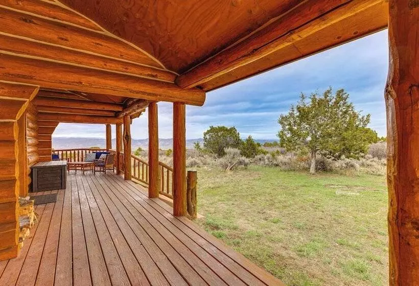 Spacious Rifle Cabin W/ Deck + Mountain Views!