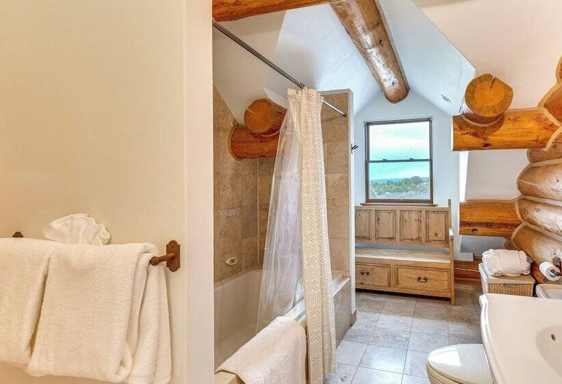 Spacious Rifle Cabin W/ Deck + Mountain Views!