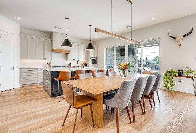 Luxe Texas Retreat W/ Dock Access   Near Lake Lbj!