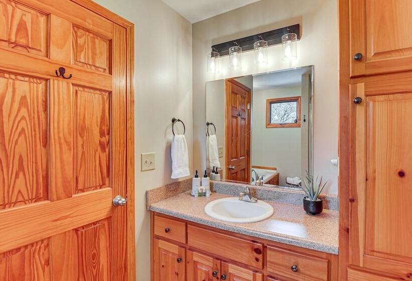 Spacious Talking Rock Cabin: Game Room, Fire Pit!