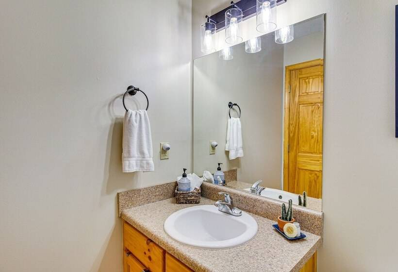 Spacious Talking Rock Cabin: Game Room, Fire Pit!