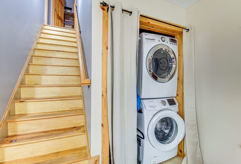 Spacious Talking Rock Cabin: Game Room, Fire Pit!