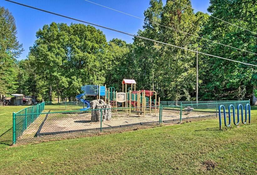 Spacious Talking Rock Cabin: Game Room, Fire Pit!