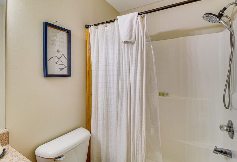 Spacious Talking Rock Cabin: Game Room, Fire Pit!