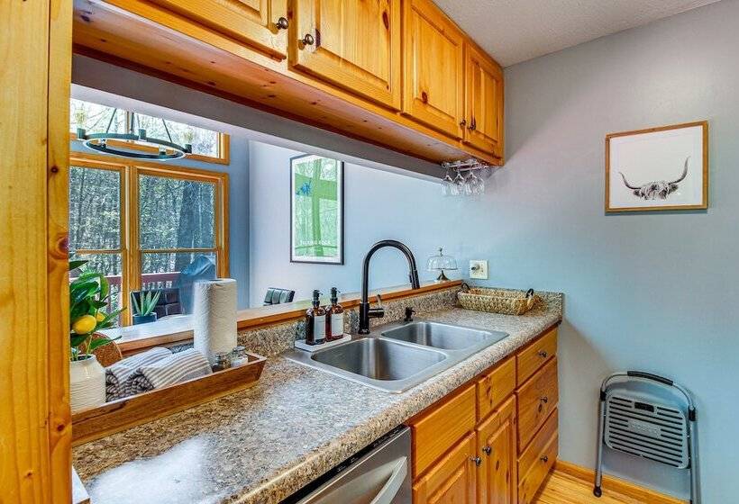 Spacious Talking Rock Cabin: Game Room, Fire Pit!