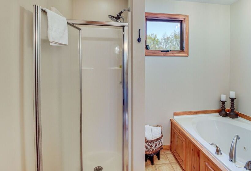 Spacious Talking Rock Cabin: Game Room, Fire Pit!