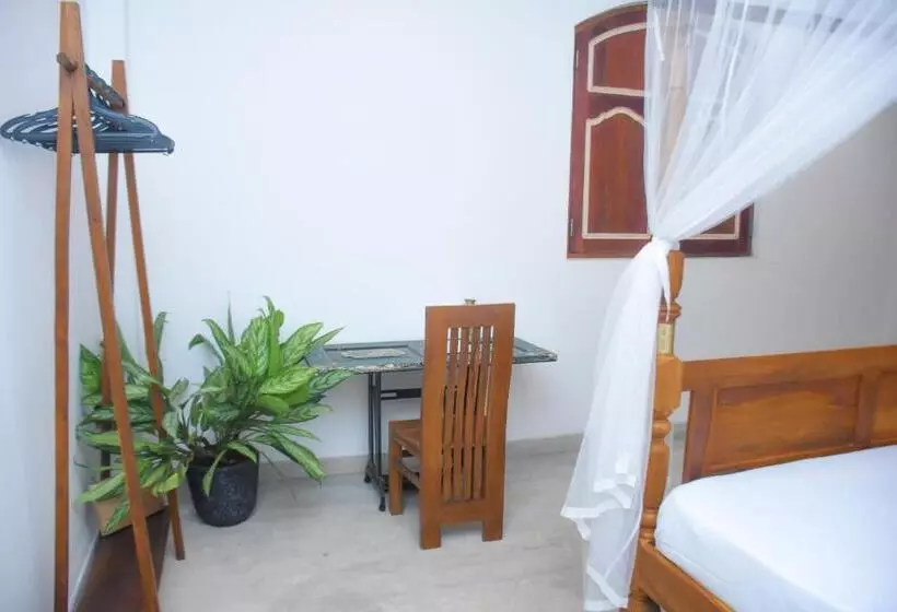 Hotelli Oshans Home   Guest House   Polhena