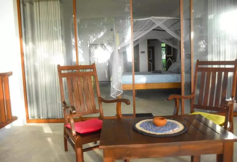 Hotelli Oshans Home   Guest House   Polhena