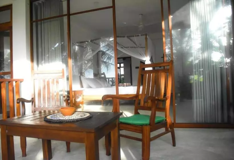 Hotelli Oshans Home   Guest House   Polhena