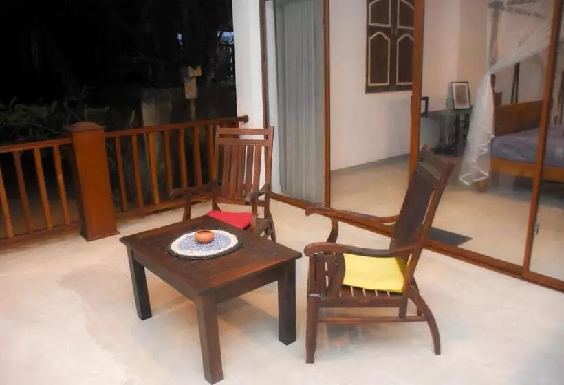 Hotelli Oshans Home   Guest House   Polhena