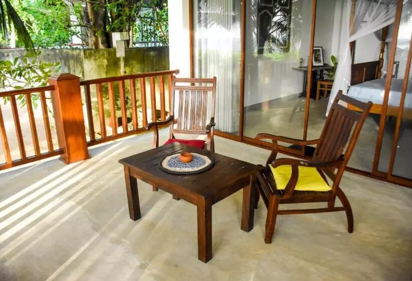 Hotelli Oshans Home   Guest House   Polhena