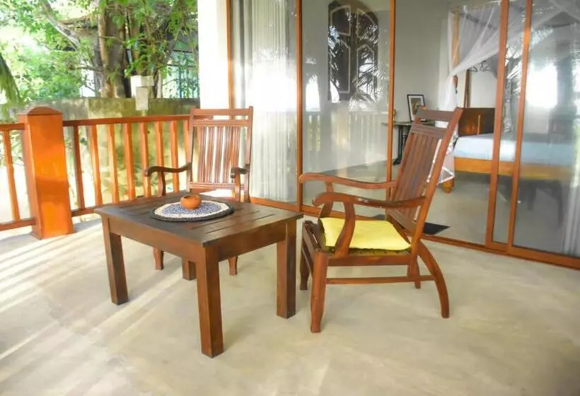 Hotelli Oshans Home   Guest House   Polhena
