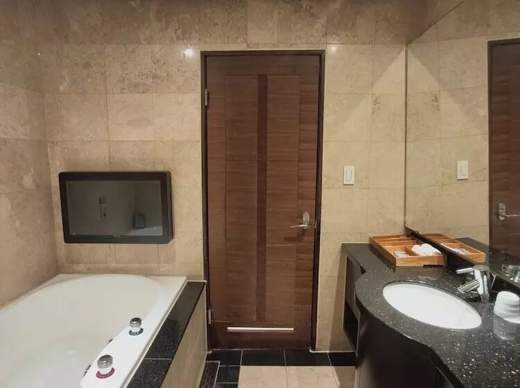 Via Hotel Breeze