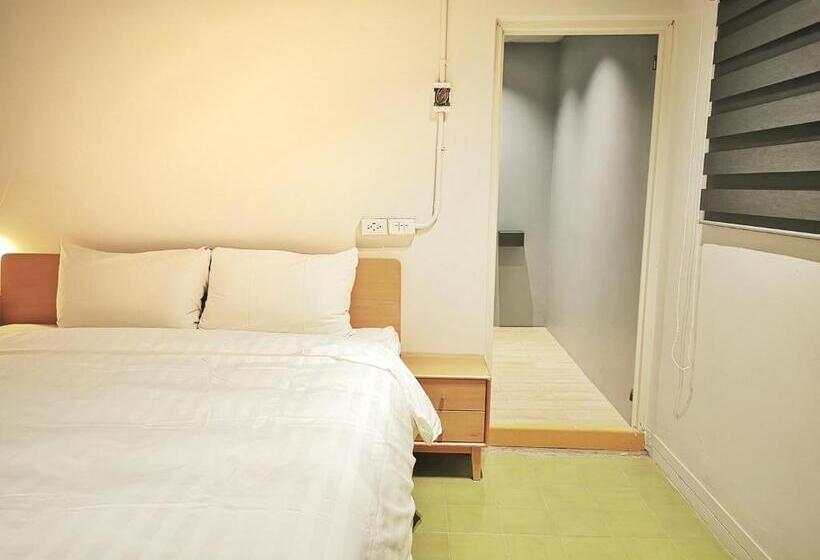 پانسیون 122 Western Building