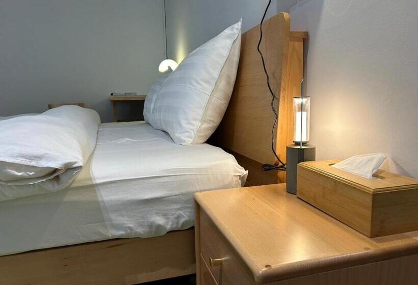 پانسیون 122 Western Building