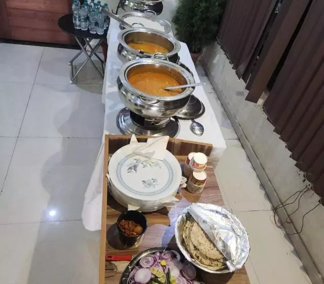 ホテル Goroomgo Maujis Villa Guest House Prayagraj Near Sangam Railway Station Luxury Room Quality Exce