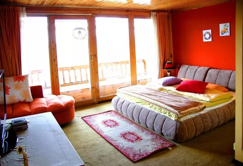 Shangri La Lao Shay Youth Hostel