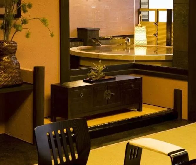 旅館 Shin Kaikatei Izumi