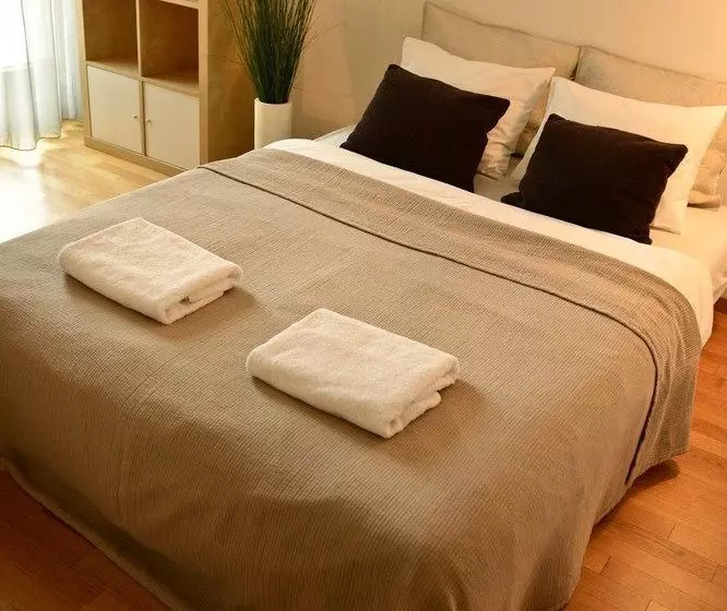 هتل Angel Plaza Apartments  Old Town