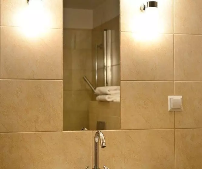 هتل Angel Plaza Apartments  Old Town