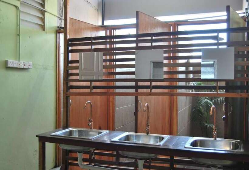 Borneo Seahare Guesthouse   Hostel