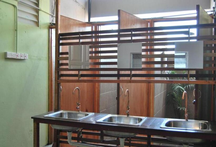 Borneo Seahare Guesthouse   Hostel