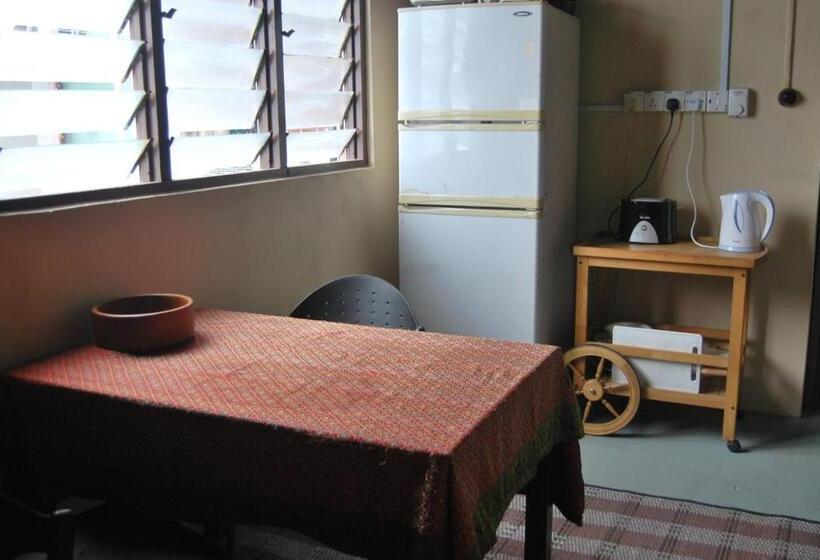 Borneo Seahare Guesthouse   Hostel