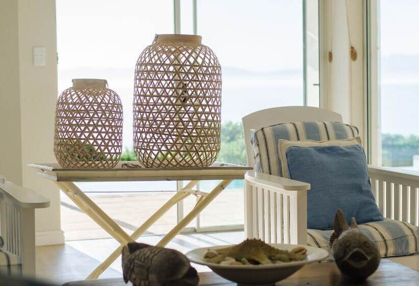 La Petite Baleine Oceanfront Luxury Villa