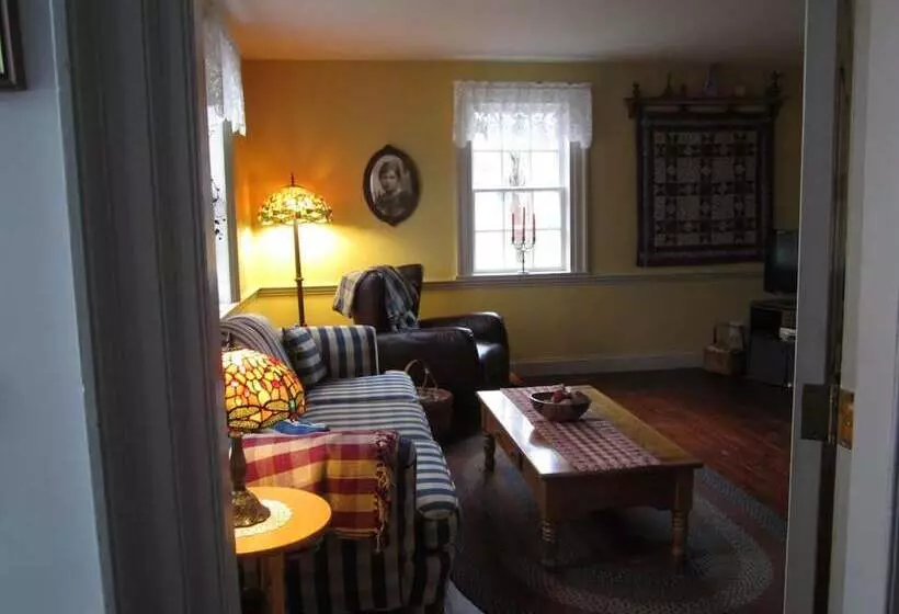 Grand Oak Manor Bed And Breakfast