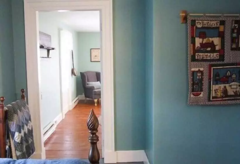 Grand Oak Manor Bed And Breakfast