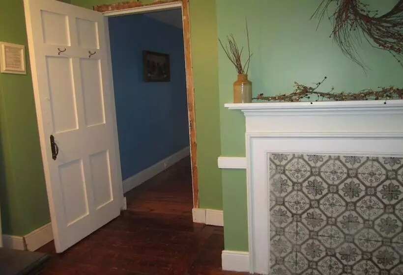 Grand Oak Manor Bed And Breakfast