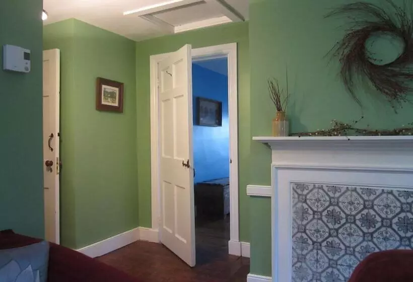 Grand Oak Manor Bed And Breakfast