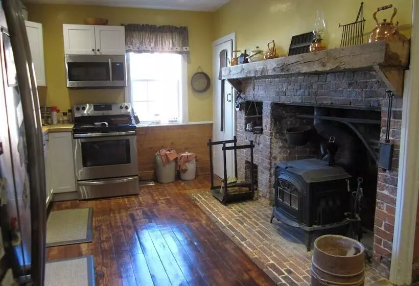 Grand Oak Manor Bed And Breakfast