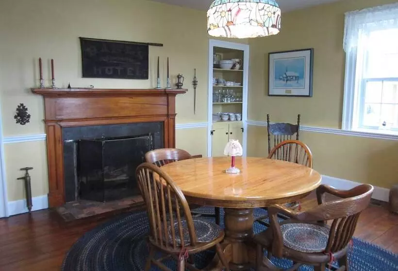 Grand Oak Manor Bed And Breakfast