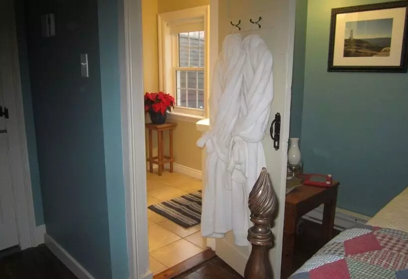 Grand Oak Manor Bed And Breakfast