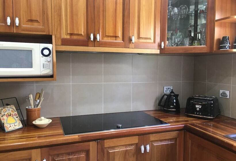 Noah's Stanley Luxury Bed And Breakfast