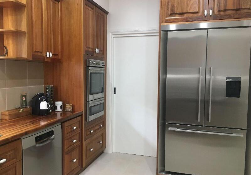 Noah's Stanley Luxury Bed And Breakfast