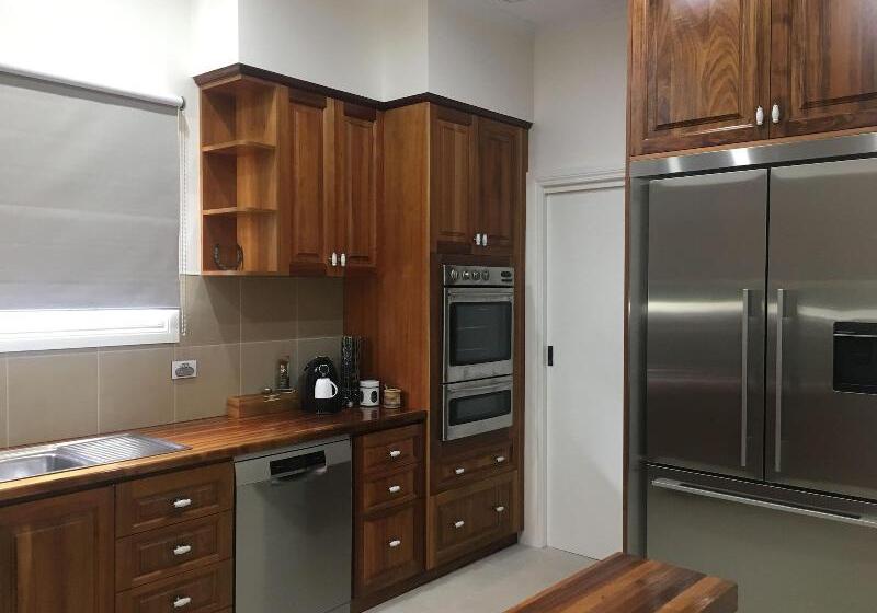 Noah's Stanley Luxury Bed And Breakfast