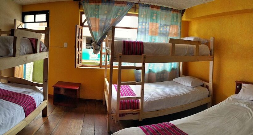 هتل Erupcion Backpackers Hostel