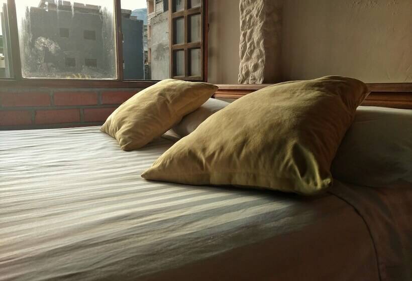 هتل Erupcion Backpackers Hostel