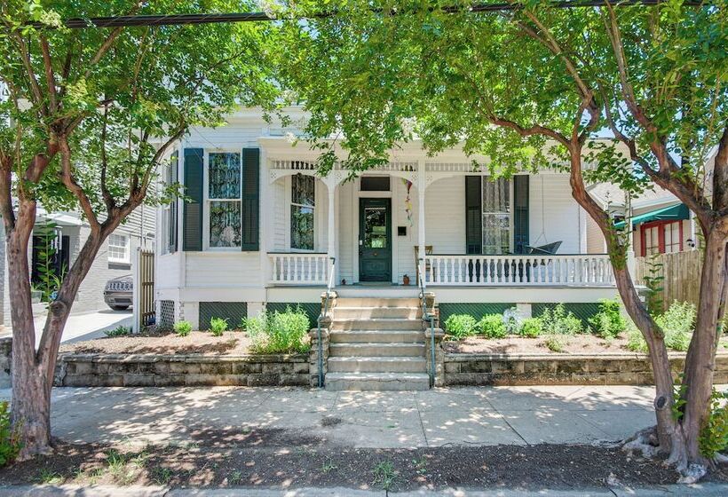 Charming Historic Cottage In Downtown Natchez!