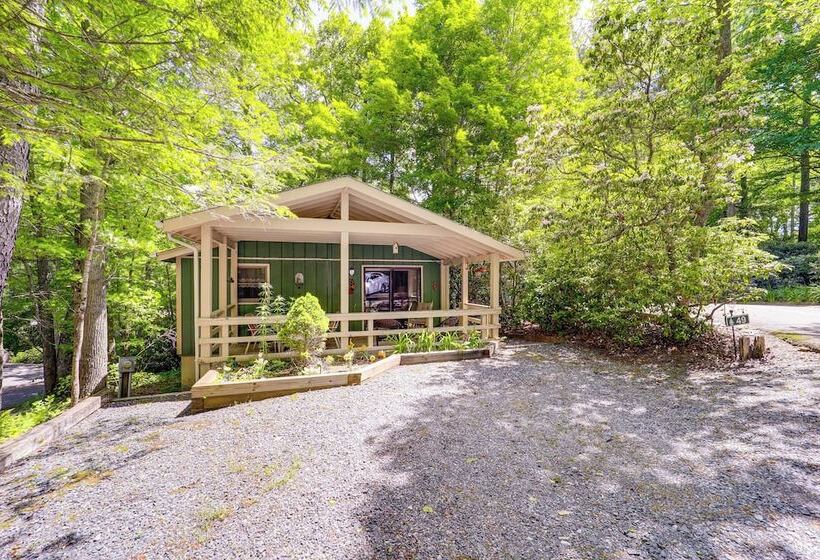 On Site Lake & Pool Access: Cabin In Newland!