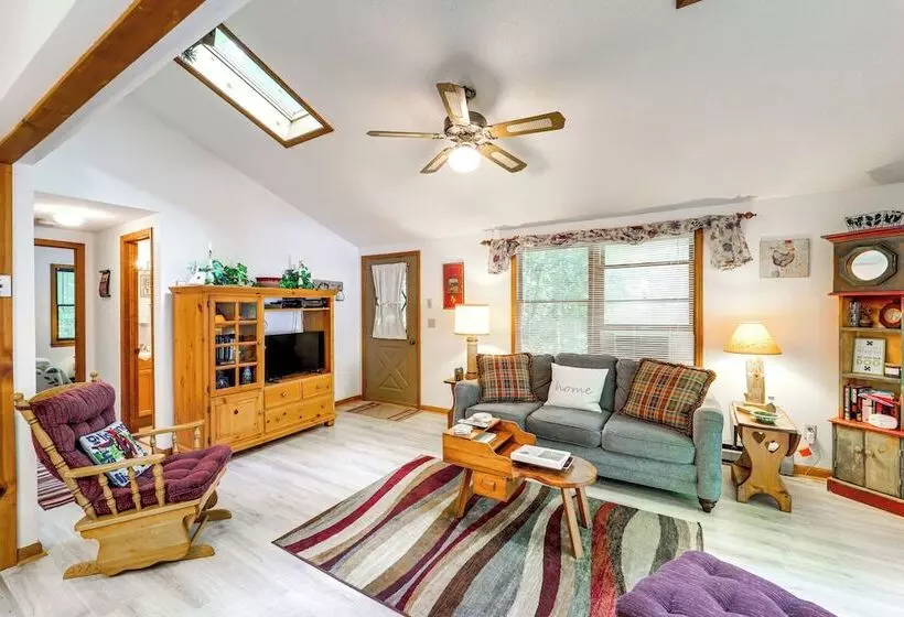 On Site Lake & Pool Access: Cabin In Newland!