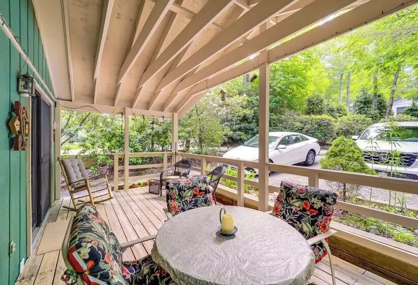 On Site Lake & Pool Access: Cabin In Newland!