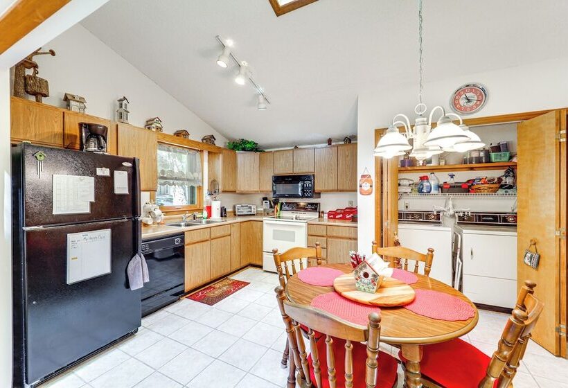 On Site Lake & Pool Access: Cabin In Newland!